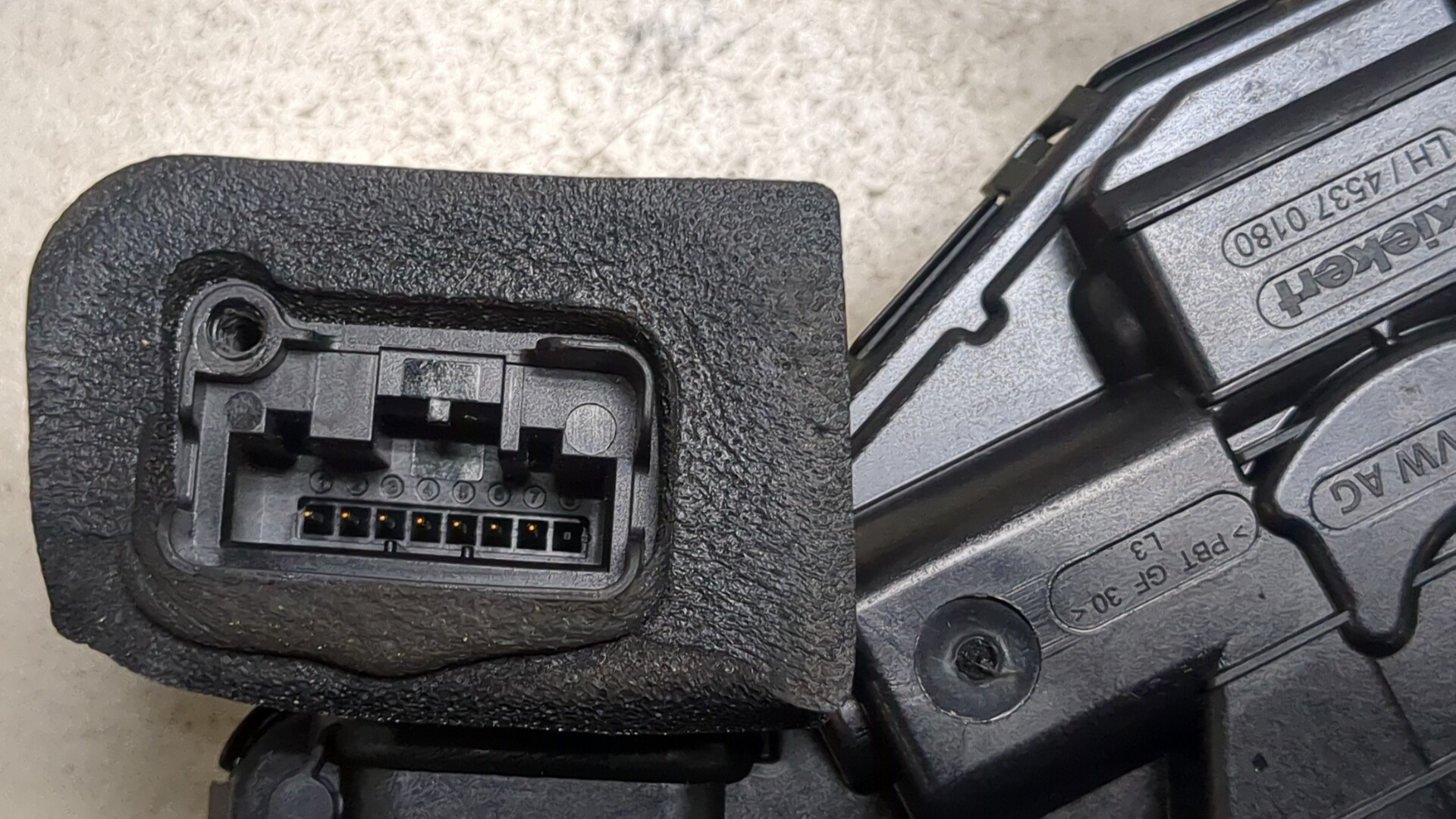 Замок двери задней левой