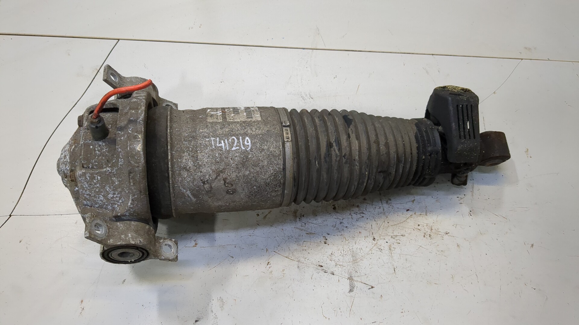 Амортизатор задний левый