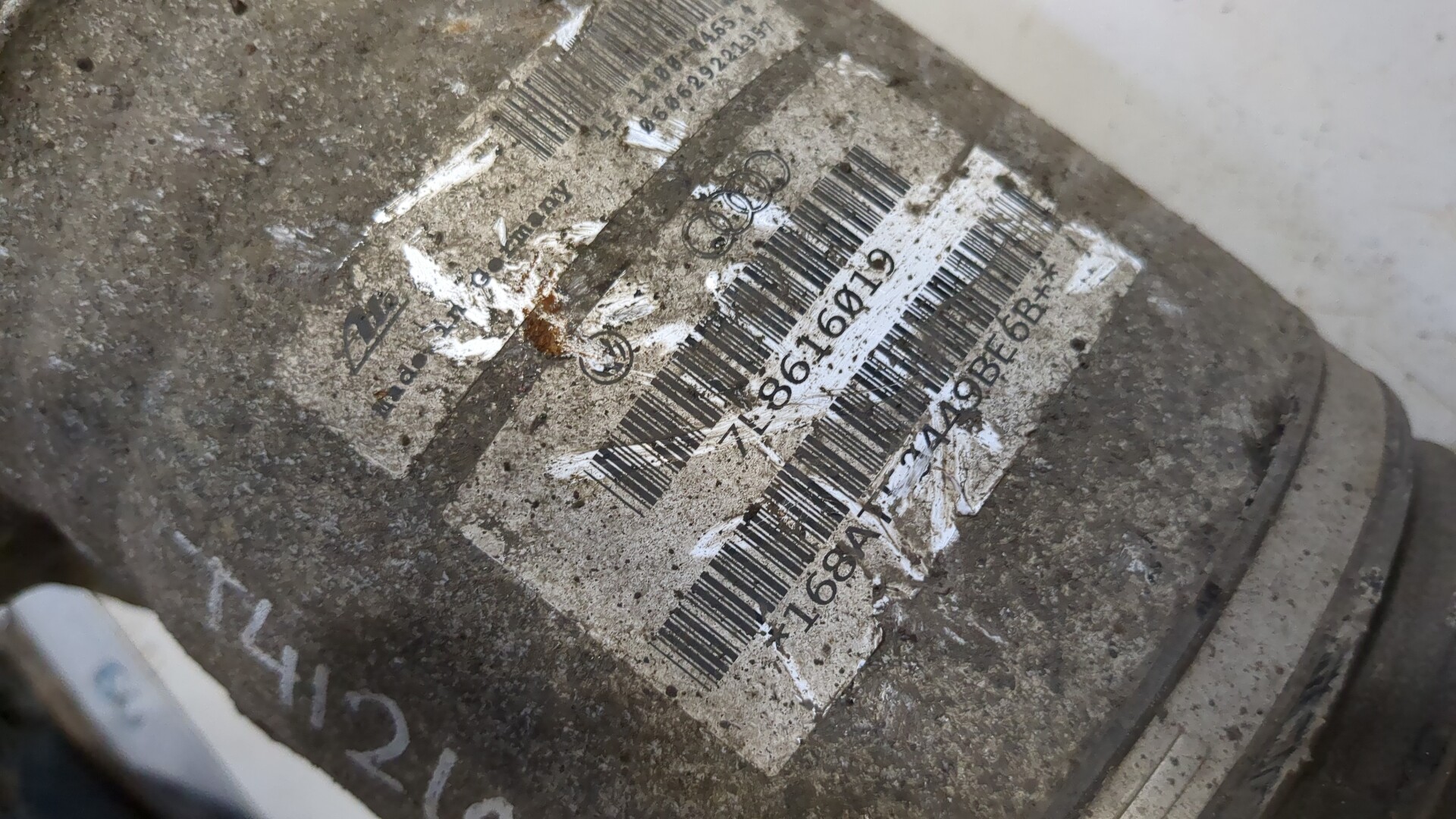 Амортизатор задний левый