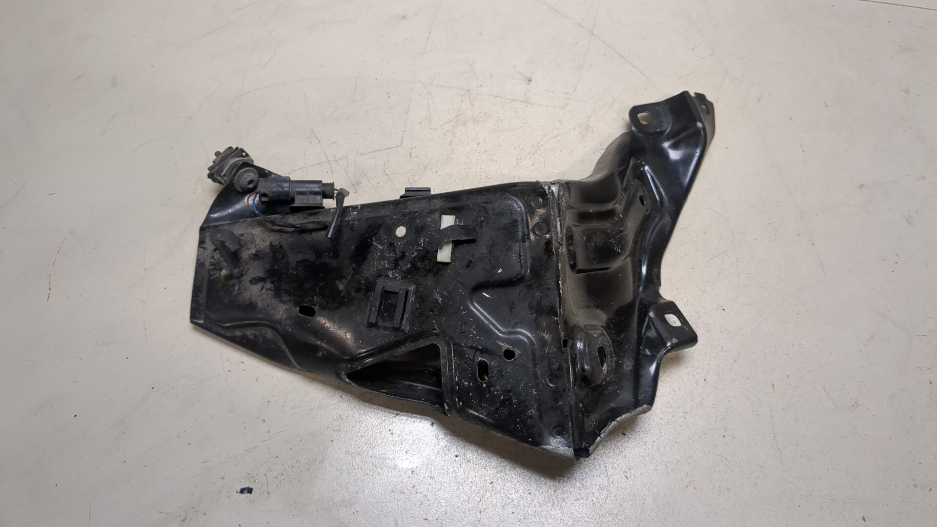 Кронштейн фар левый