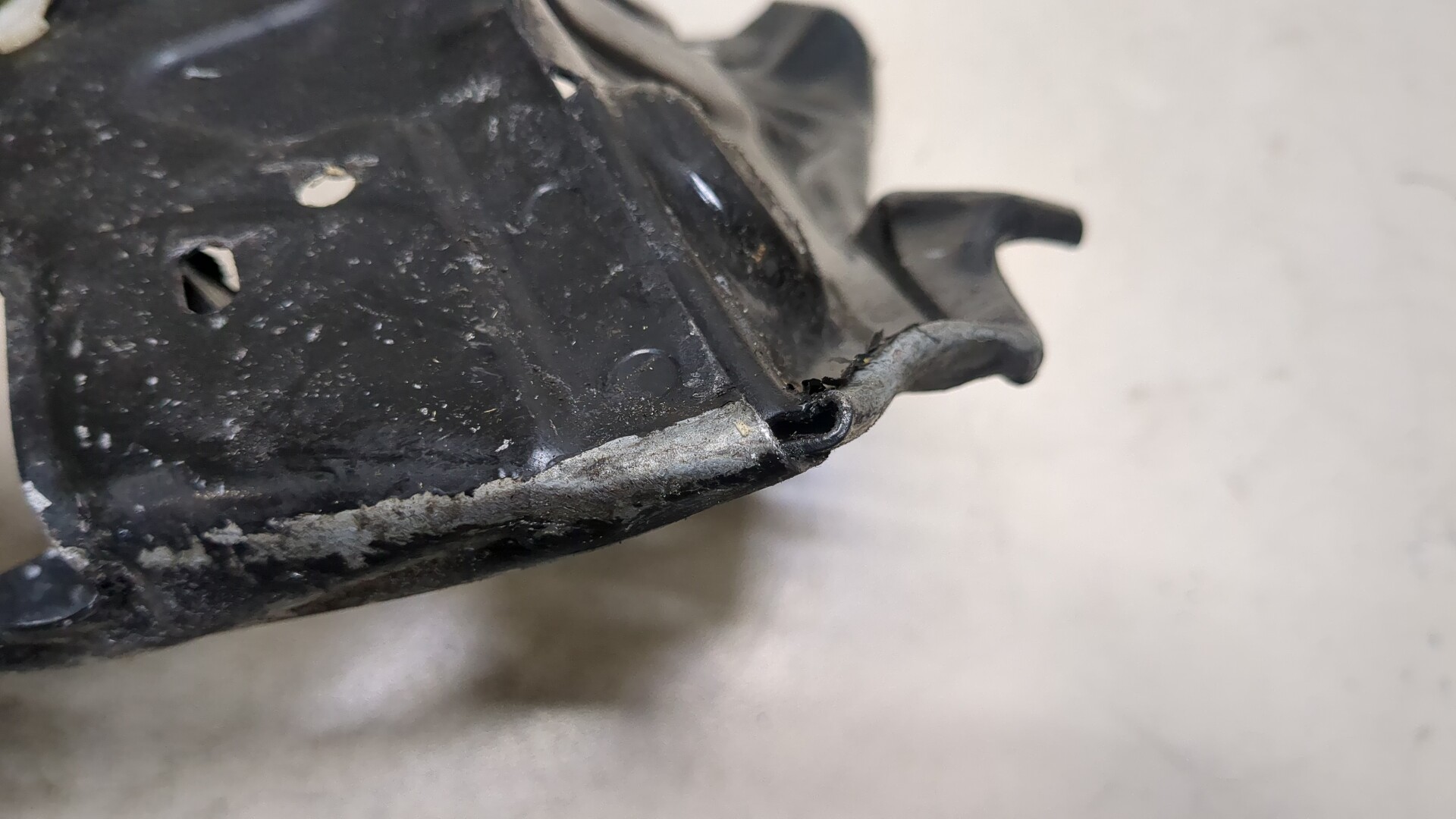 Кронштейн фар левый