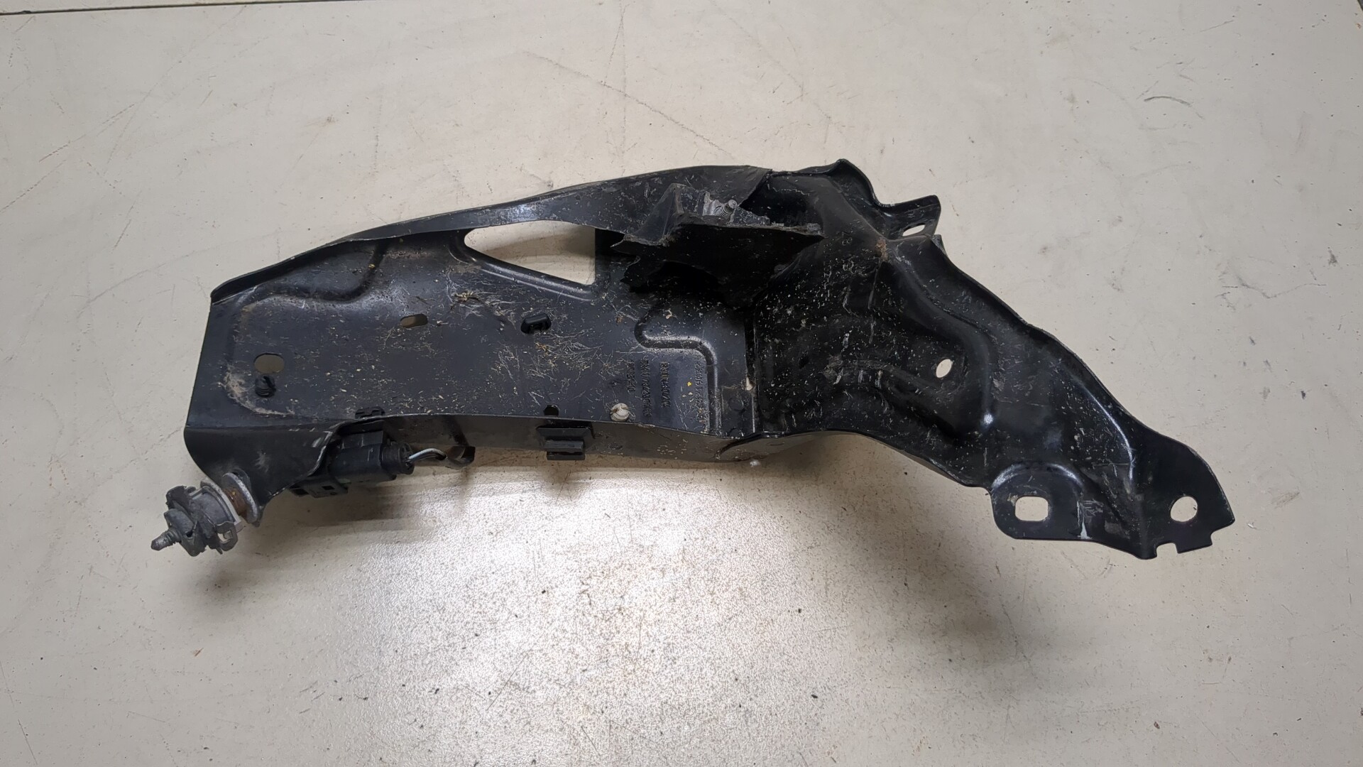 Кронштейн фар левый