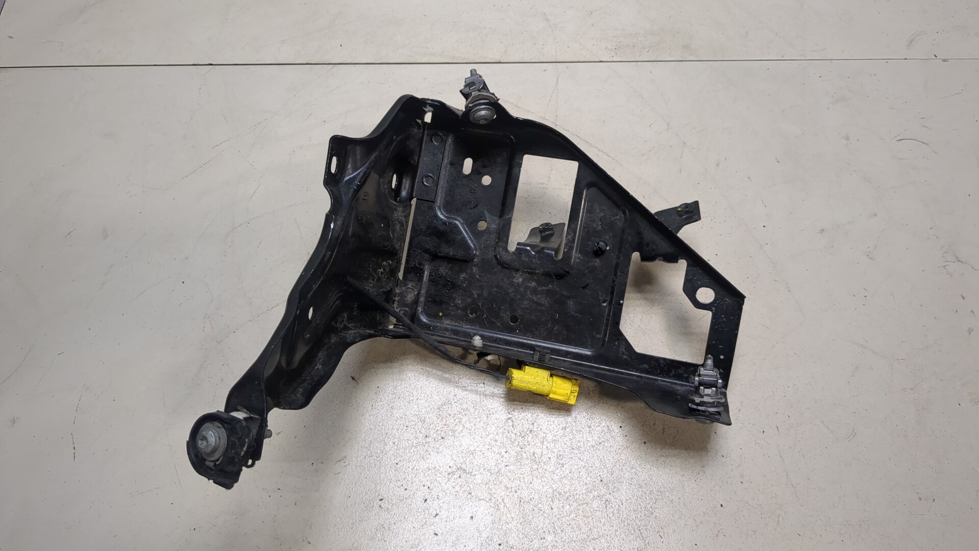 Кронштейн фар правый