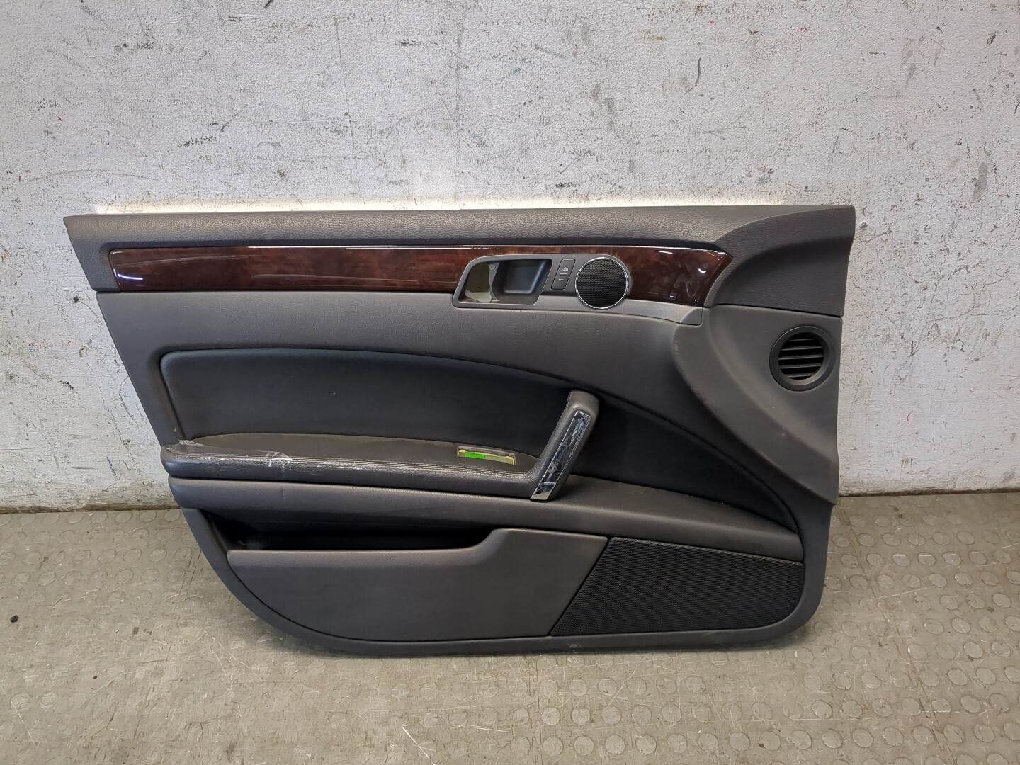 Обшивка двери передней левой