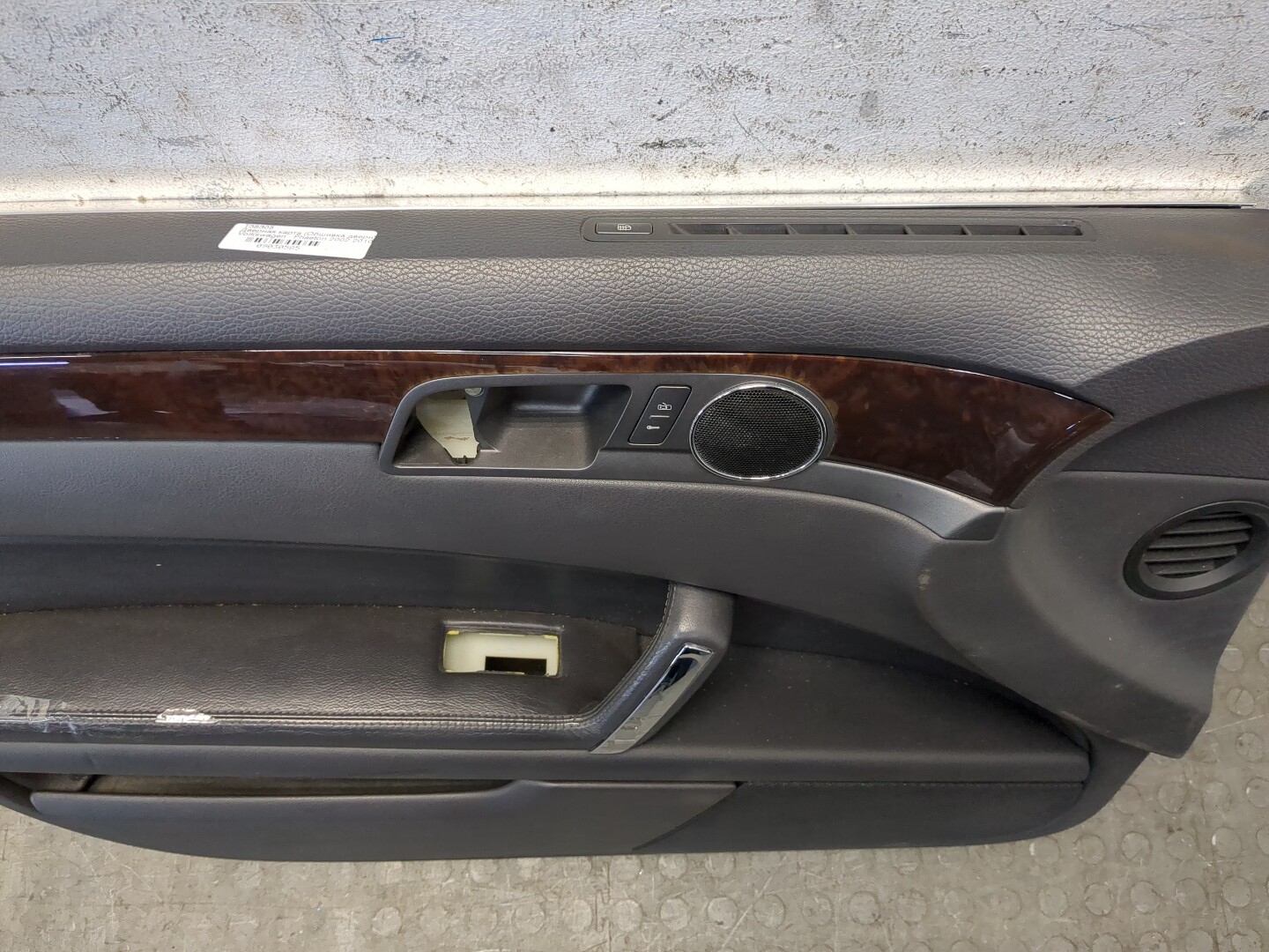 Обшивка двери передней левой