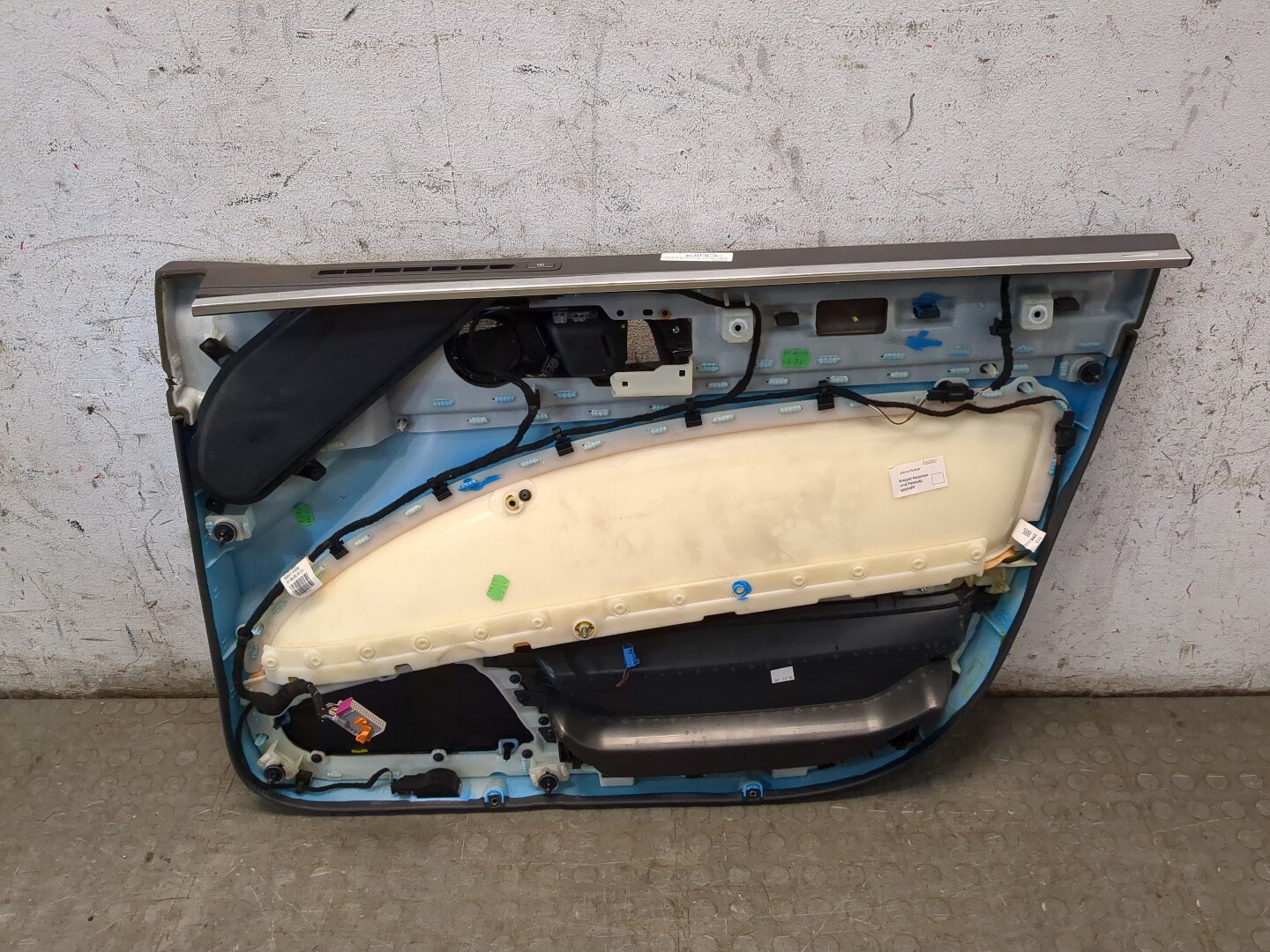 Обшивка двери передней левой