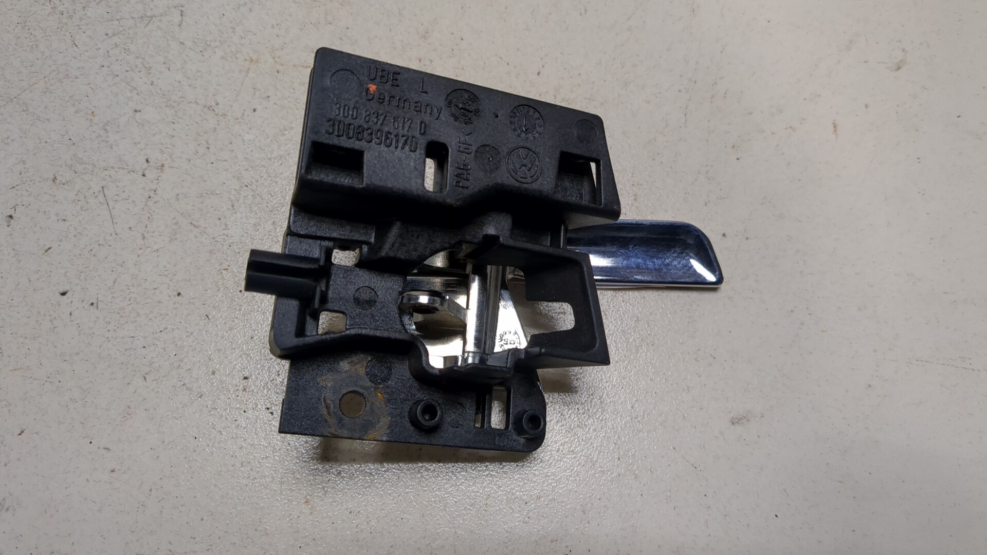 Ручка двери передней внутренняя левая