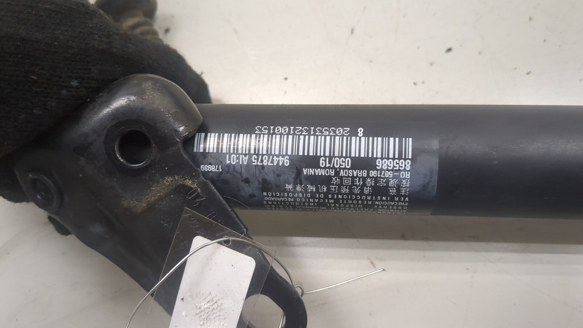 Амортизатор крышки багажника