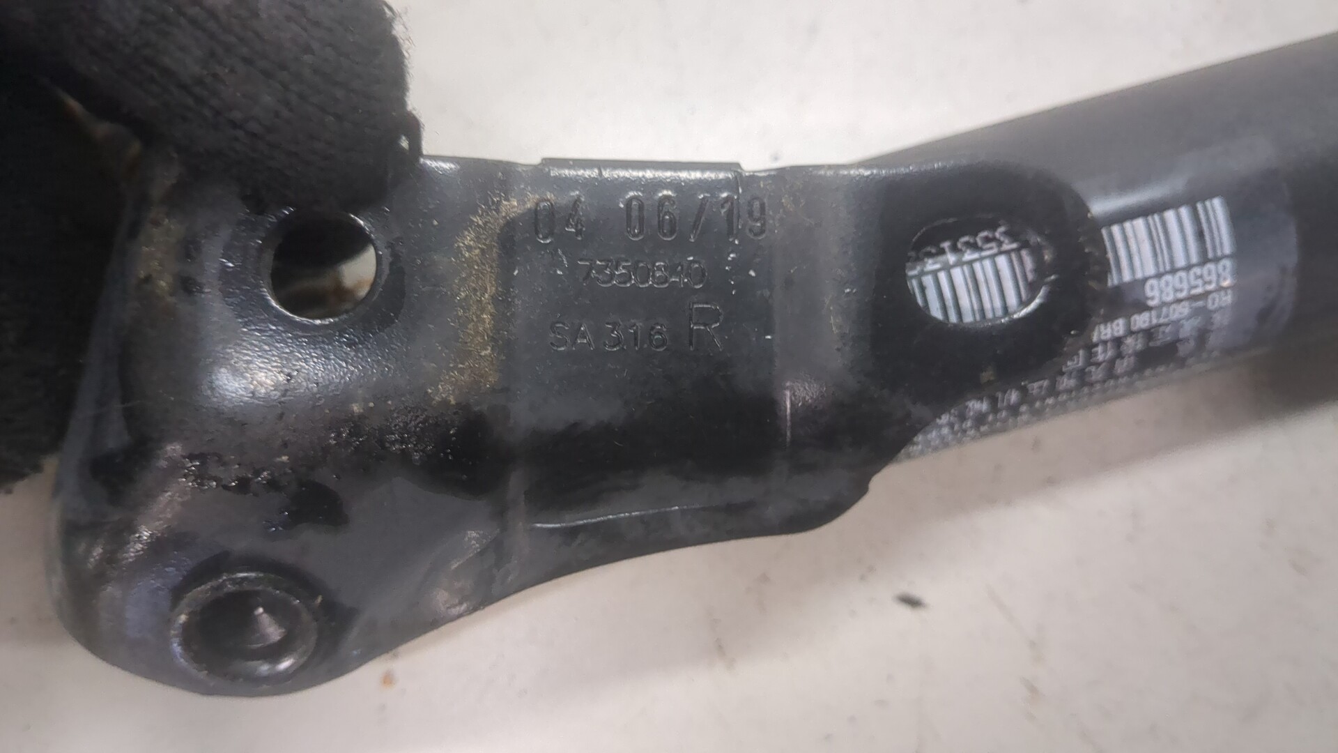 Амортизатор крышки багажника