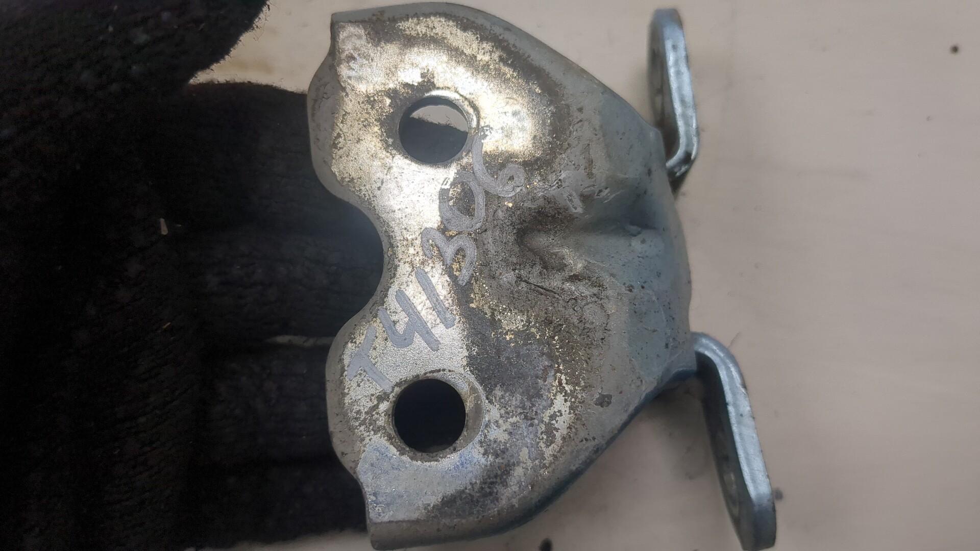 Петля двери