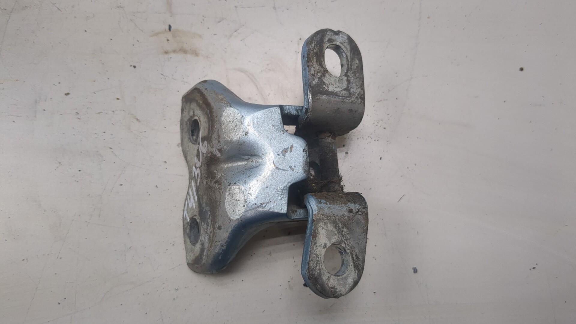 Петля двери