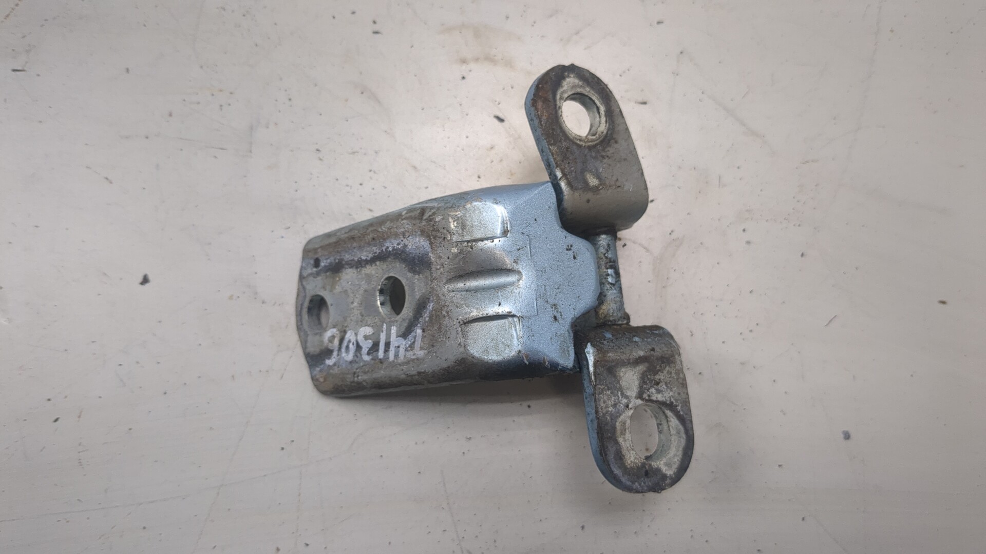 Петля двери