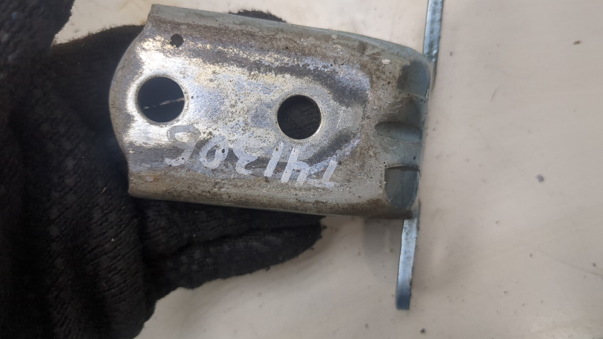 Петля двери