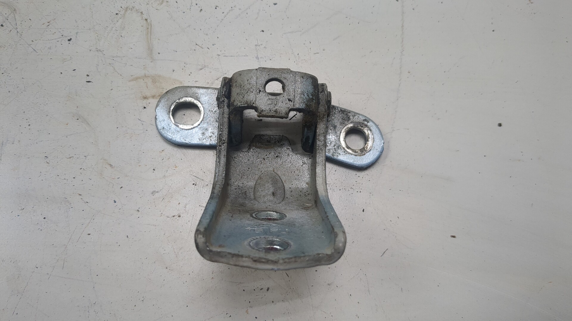 Петля двери