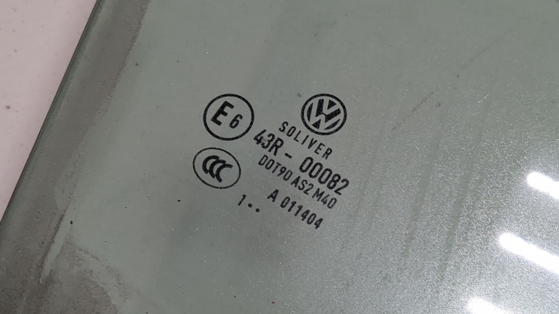 Стекло двери передней правой