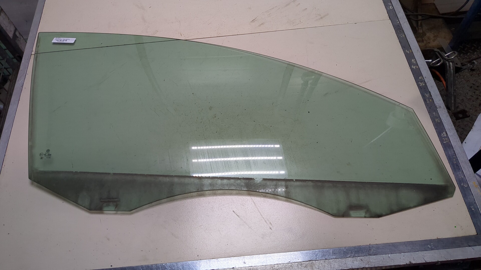 Стекло двери передней правой