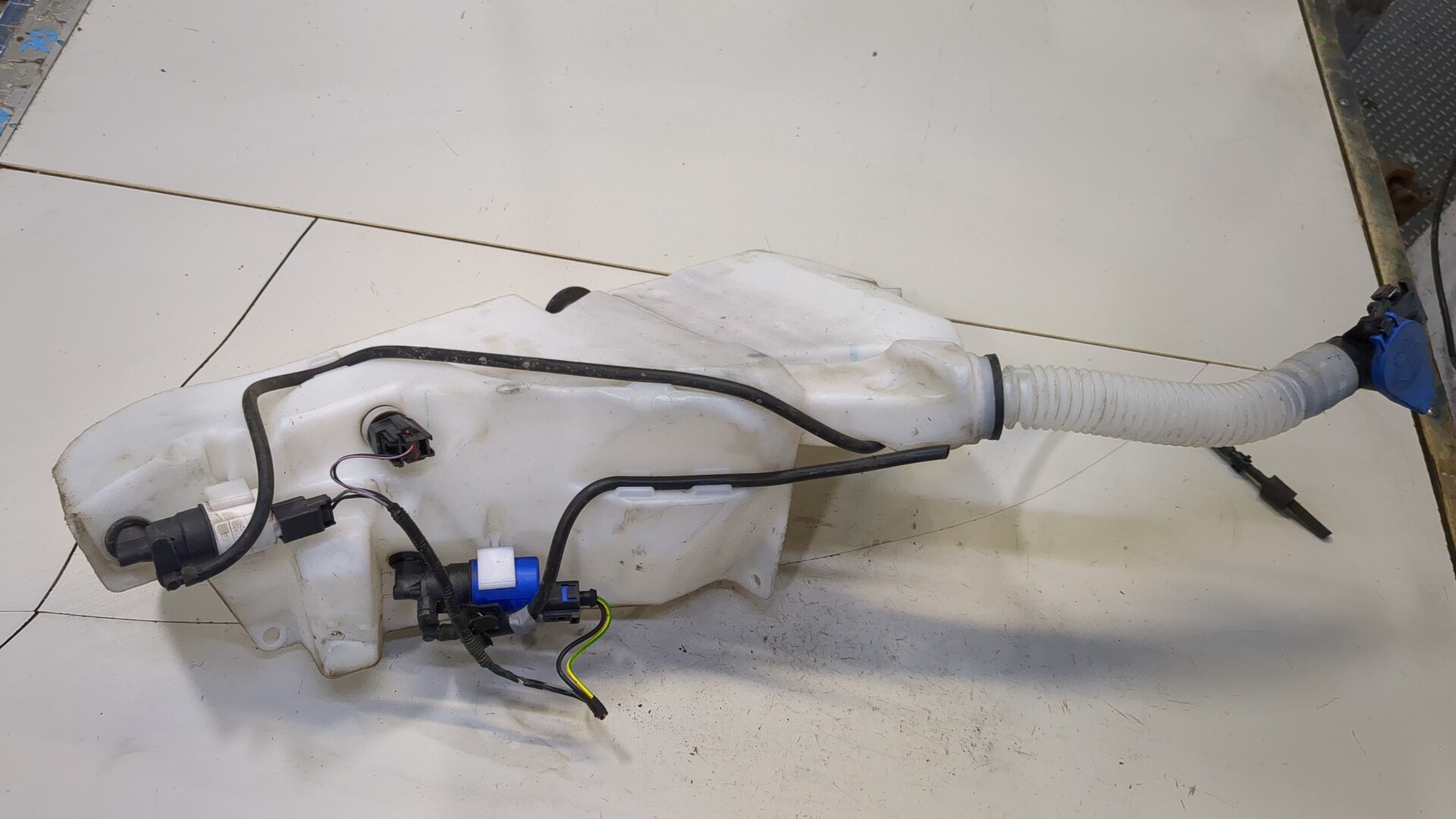 Бачок омывателя лобового стекла