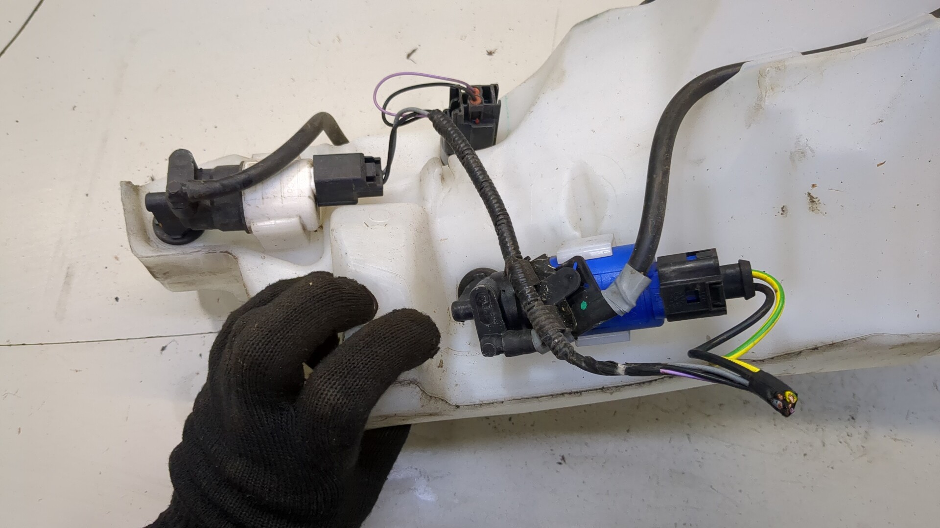 Бачок омывателя лобового стекла