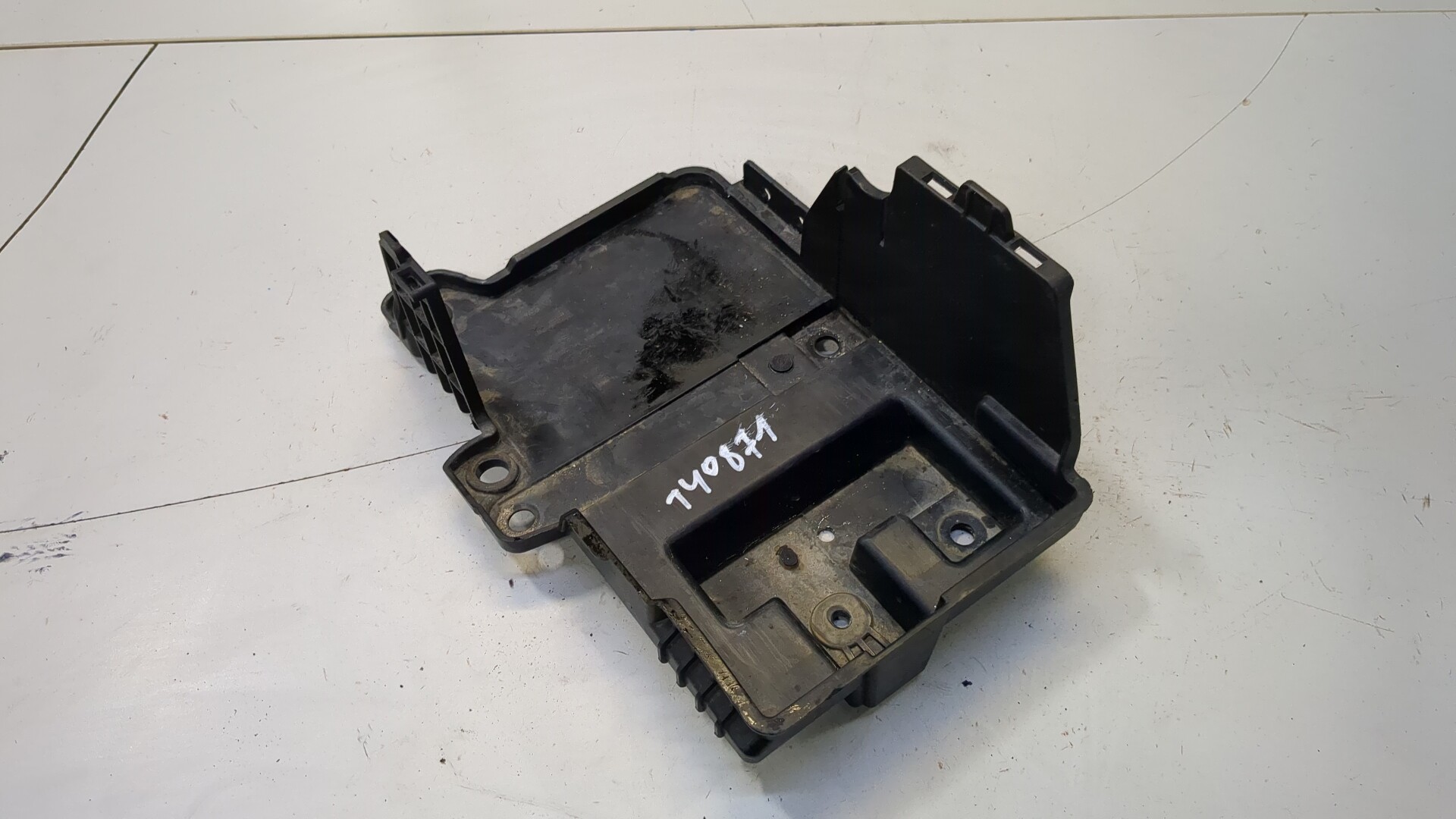 Площадка под аккумулятор (АКБ)