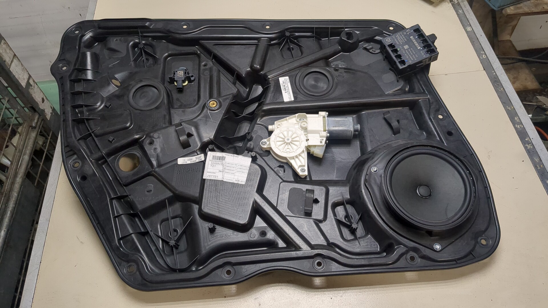 Стеклоподъемник электр. передний левый