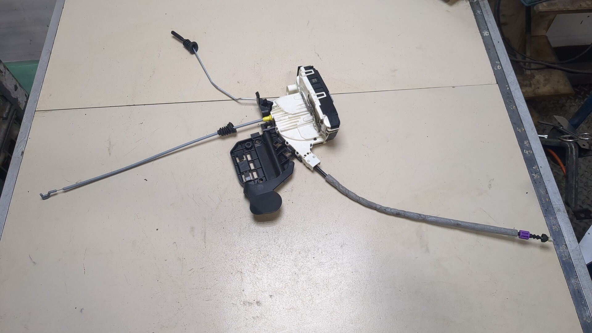 Замок двери передней левой