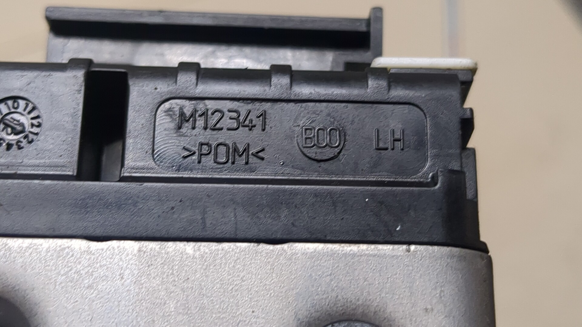 Замок двери передней левой