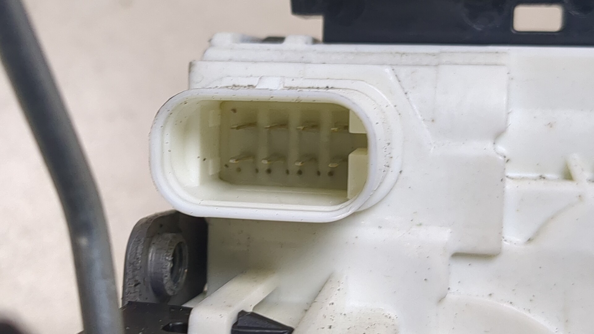 Замок двери передней левой