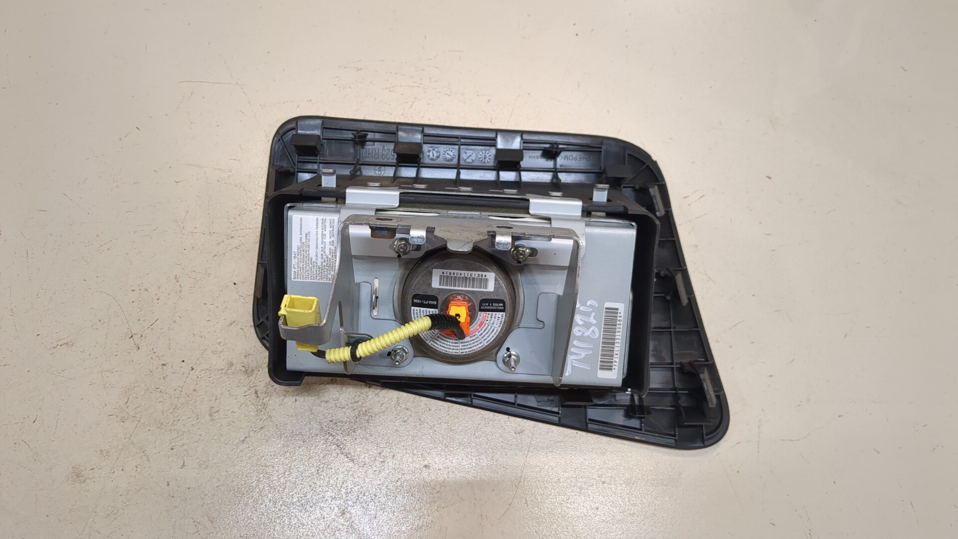 Подушка безопасности пассажирская (в торпедо)