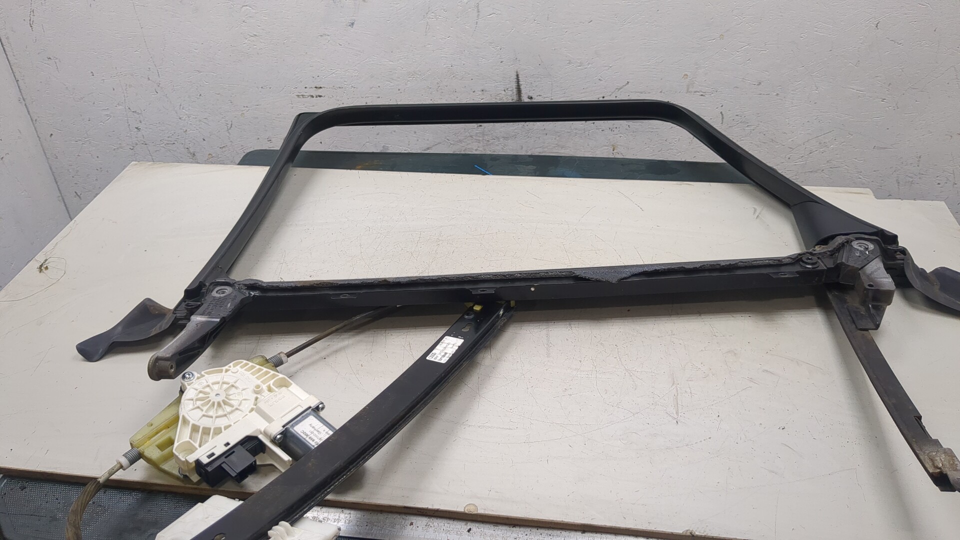 Стеклоподъемник электр. задний правый