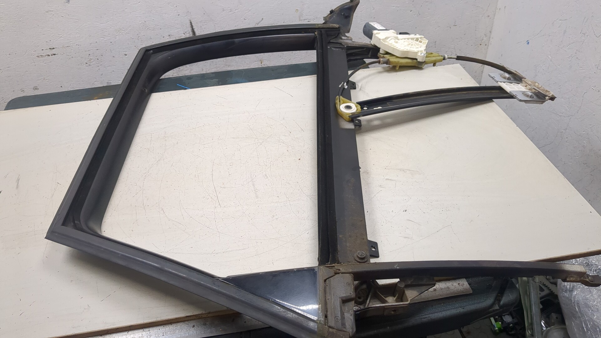 Стеклоподъемник электр. задний правый