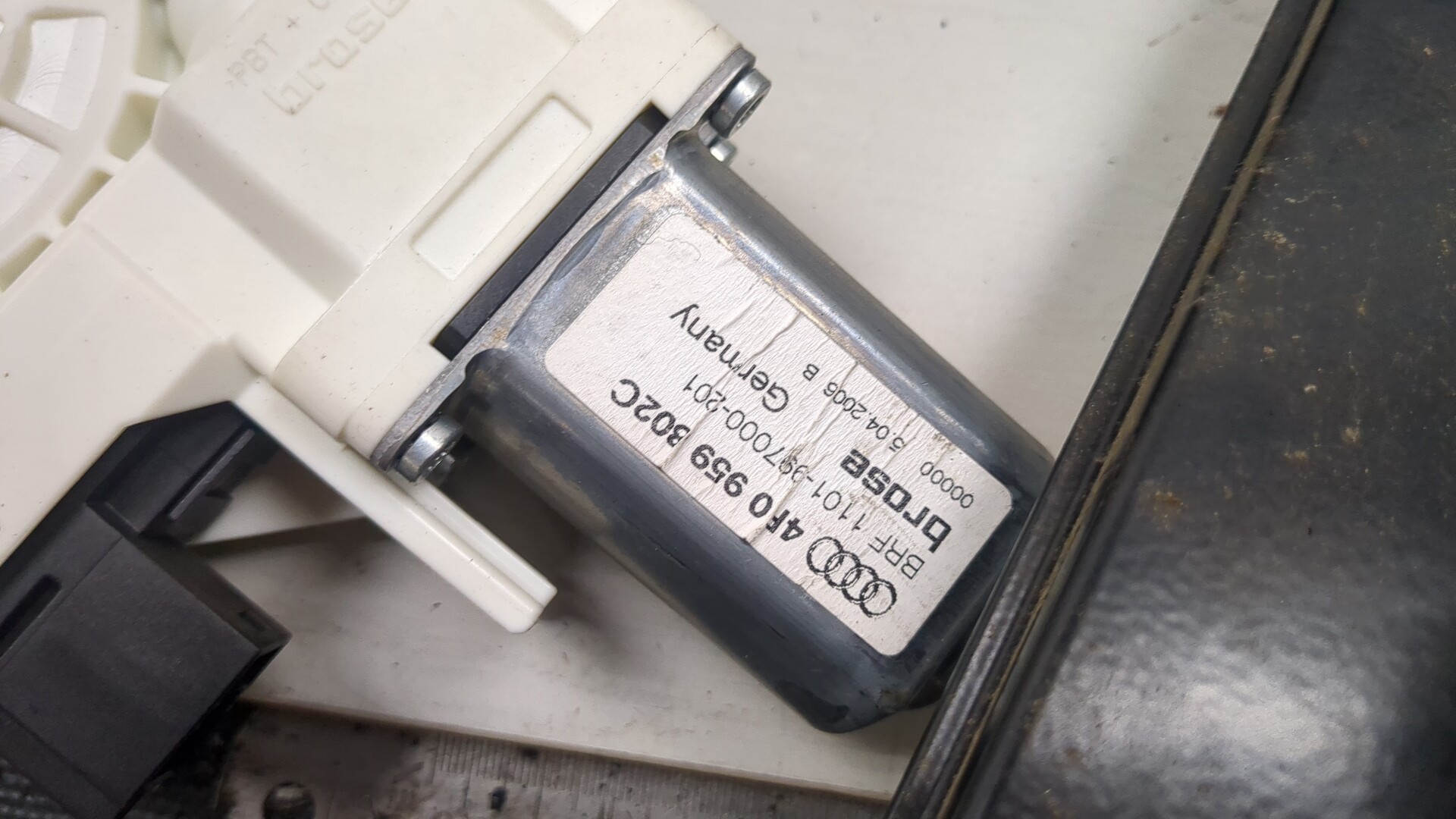 Стеклоподъемник электр. задний правый