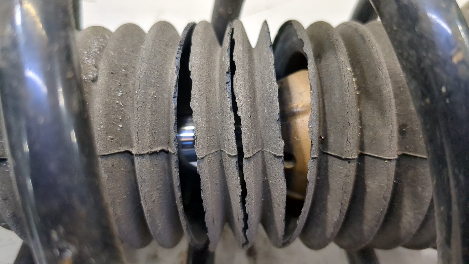 Амортизатор передний левый