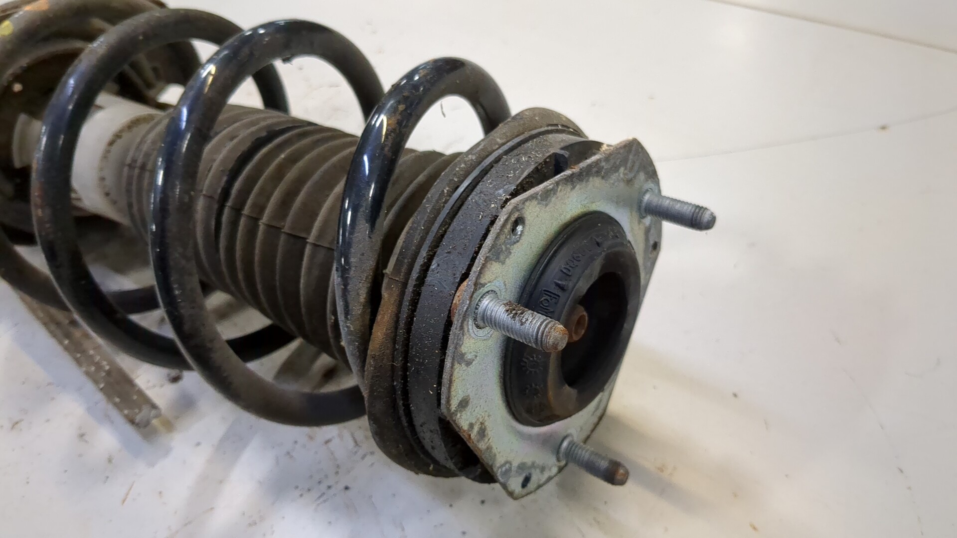 Амортизатор передний левый