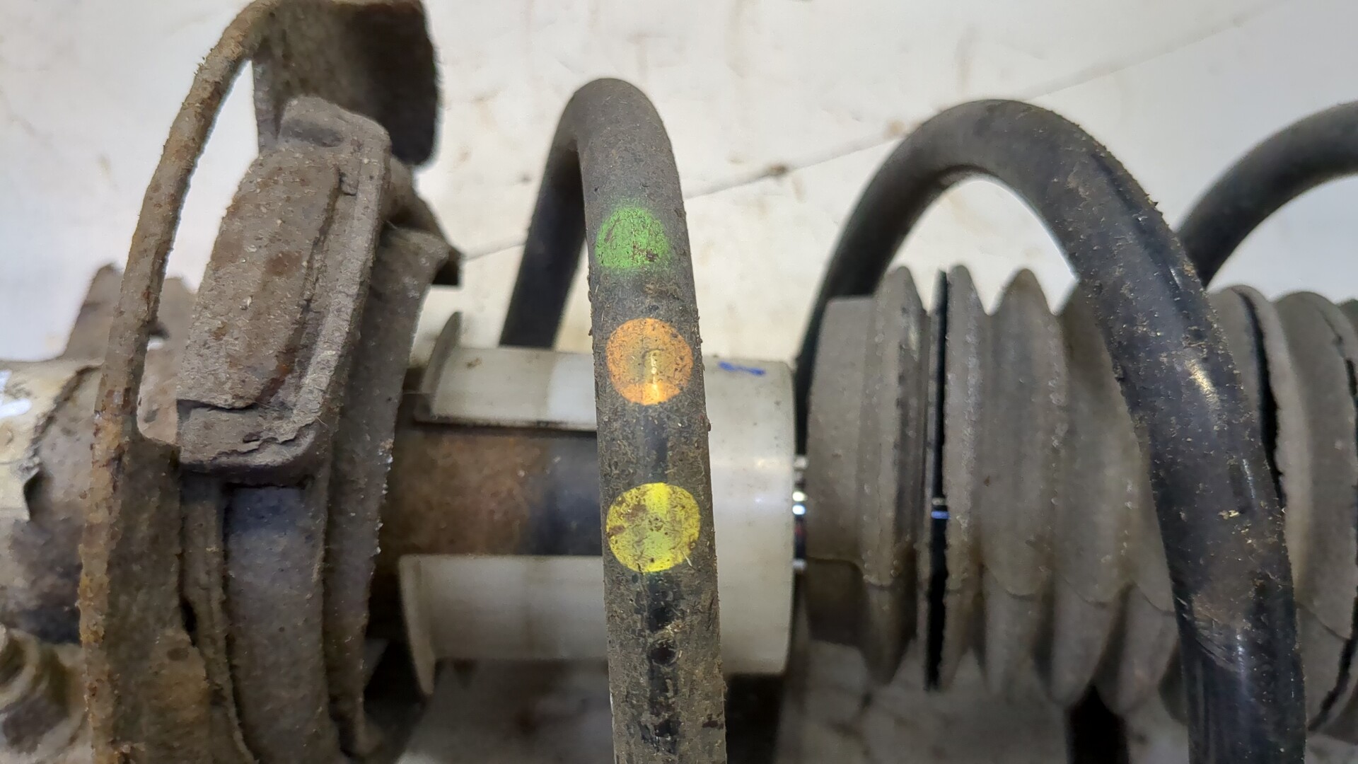 Амортизатор передний левый