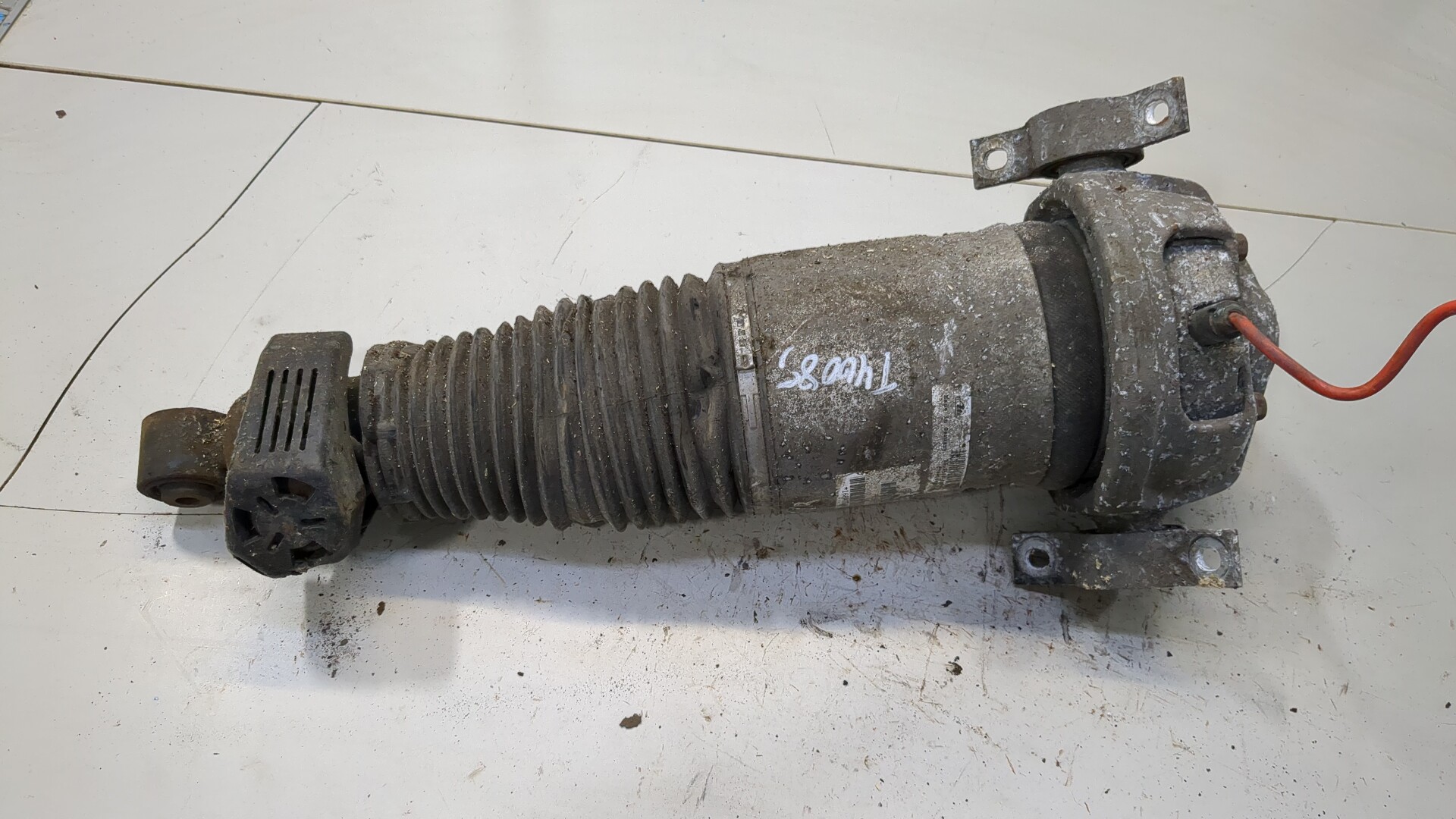 Амортизатор задний левый