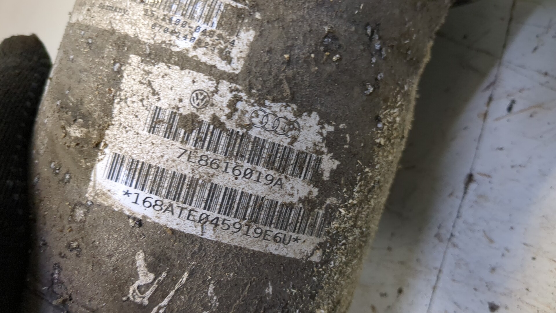 Амортизатор задний левый