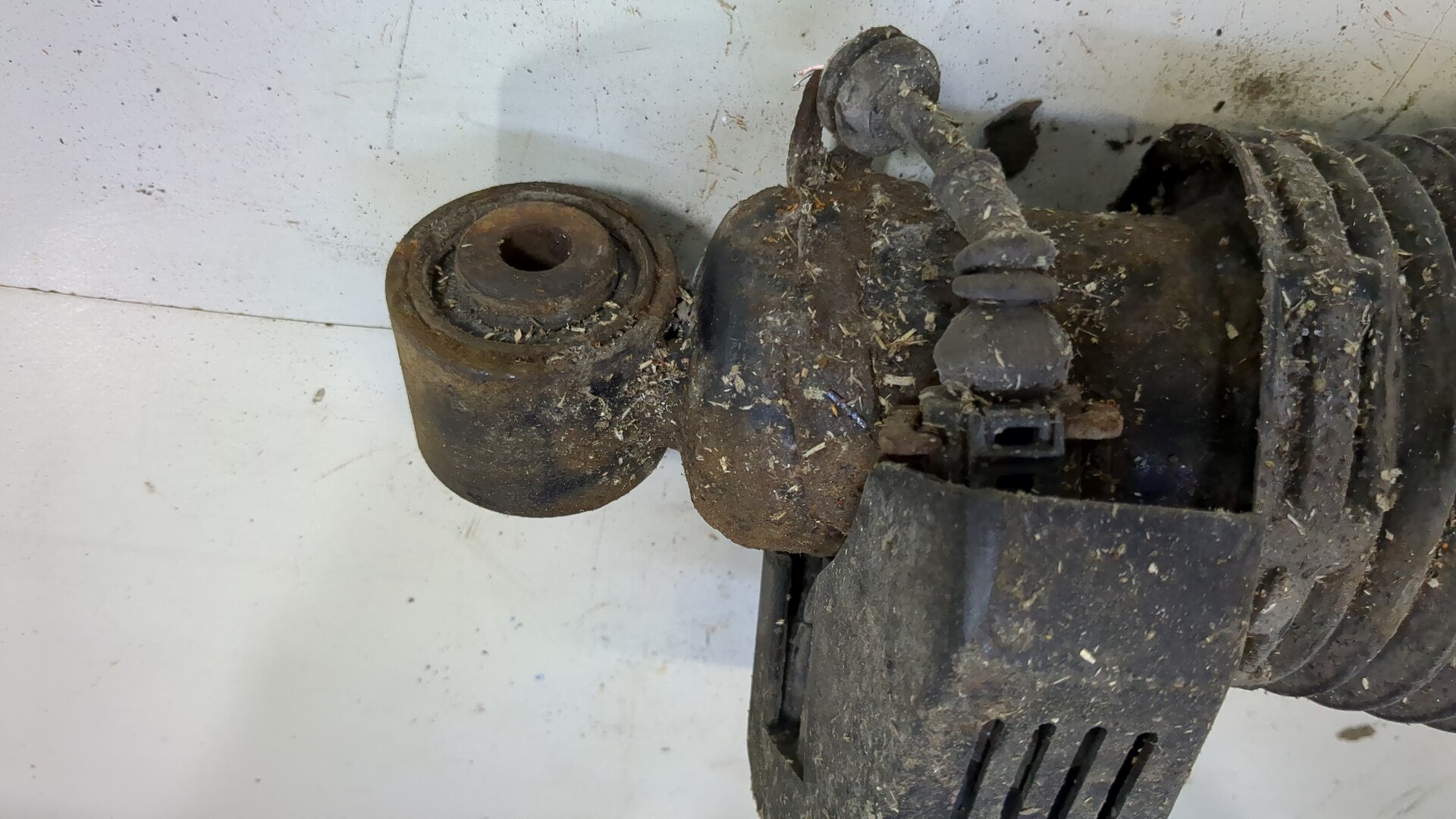 Амортизатор задний левый