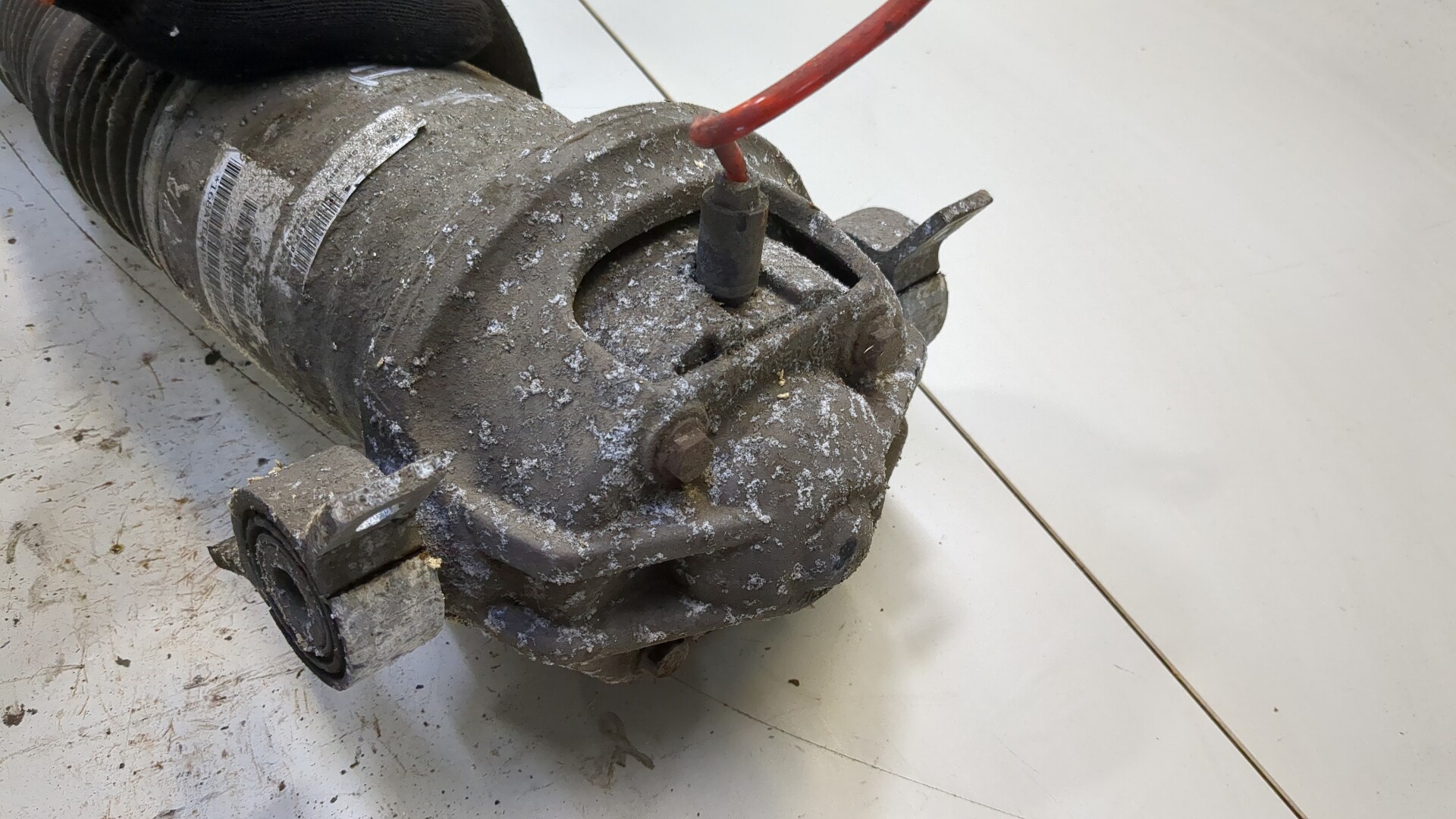 Амортизатор задний левый