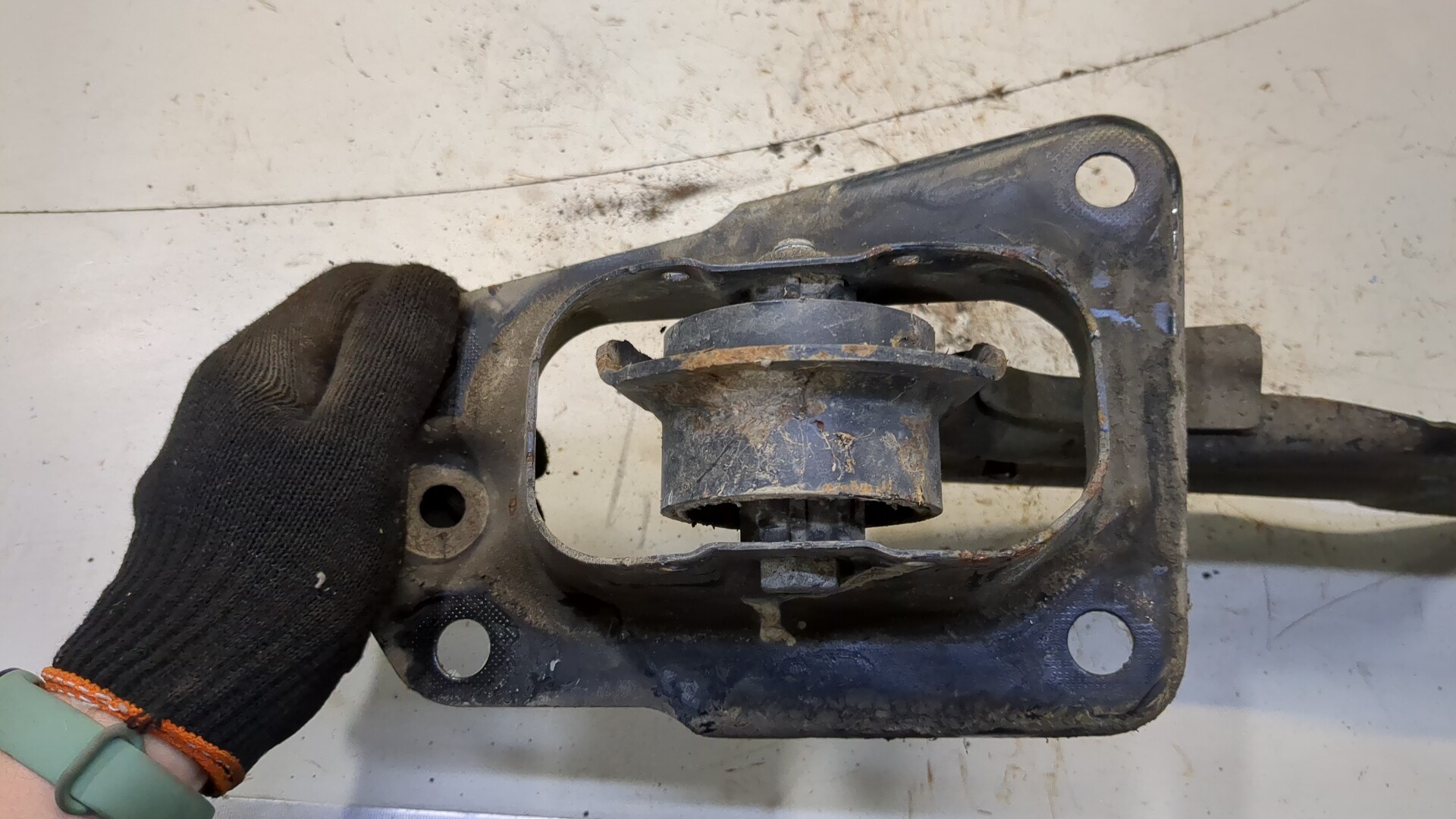 Рычаг задний левый