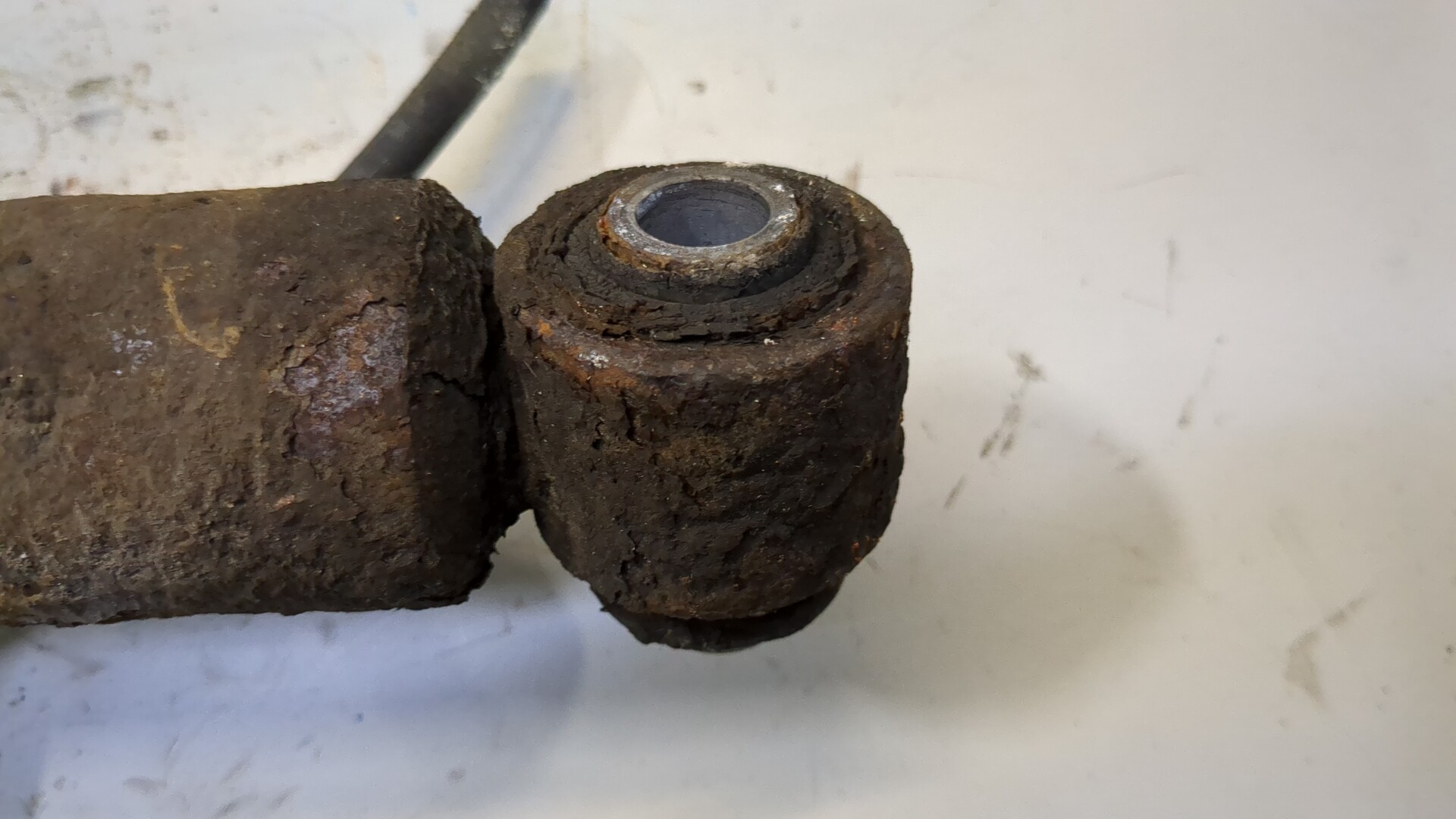 Амортизатор задний левый