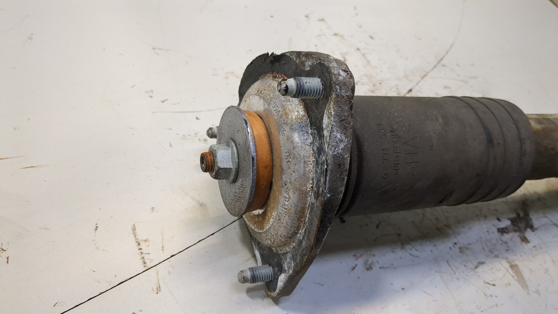 Амортизатор задний левый