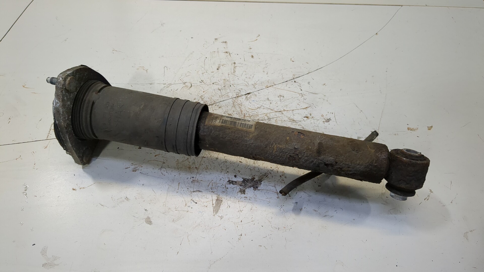 Амортизатор задний левый