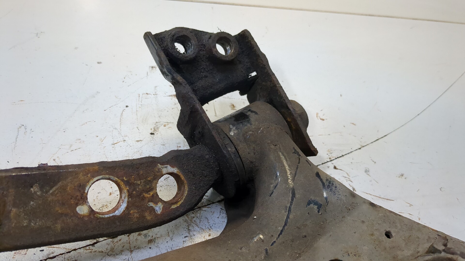 Рычаг передний правый