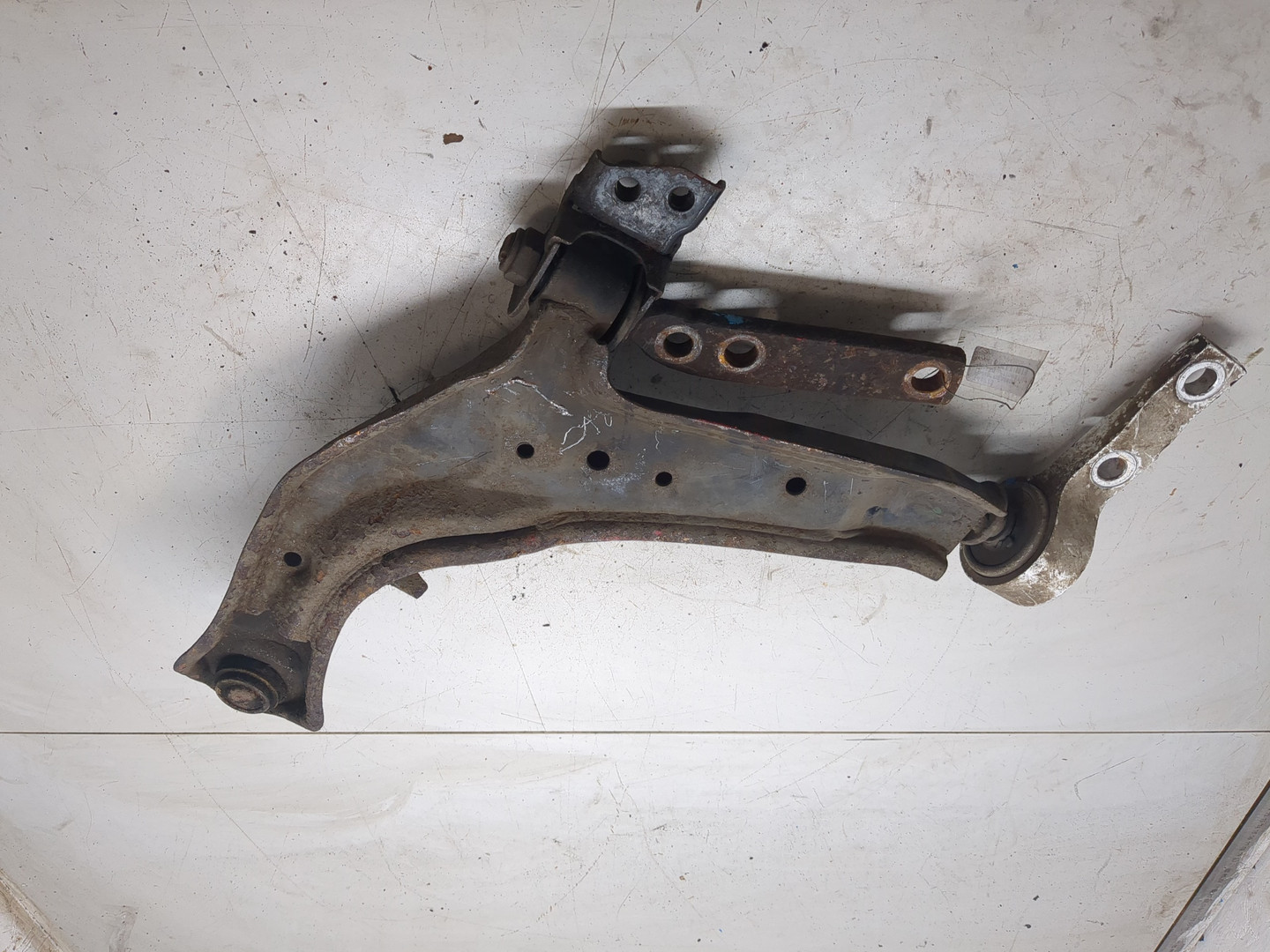 Рычаг передний правый