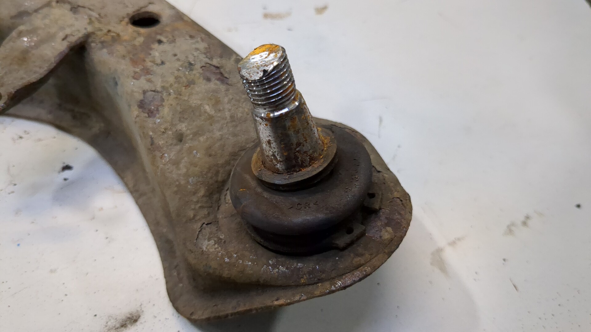 Рычаг передний правый