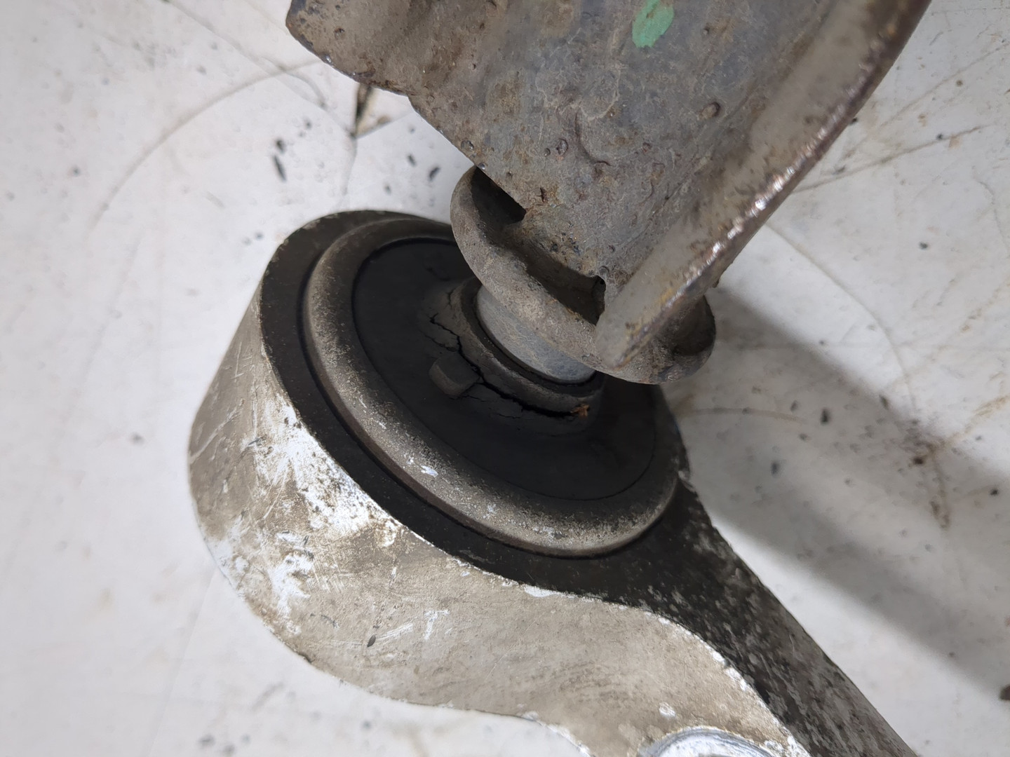 Рычаг передний правый