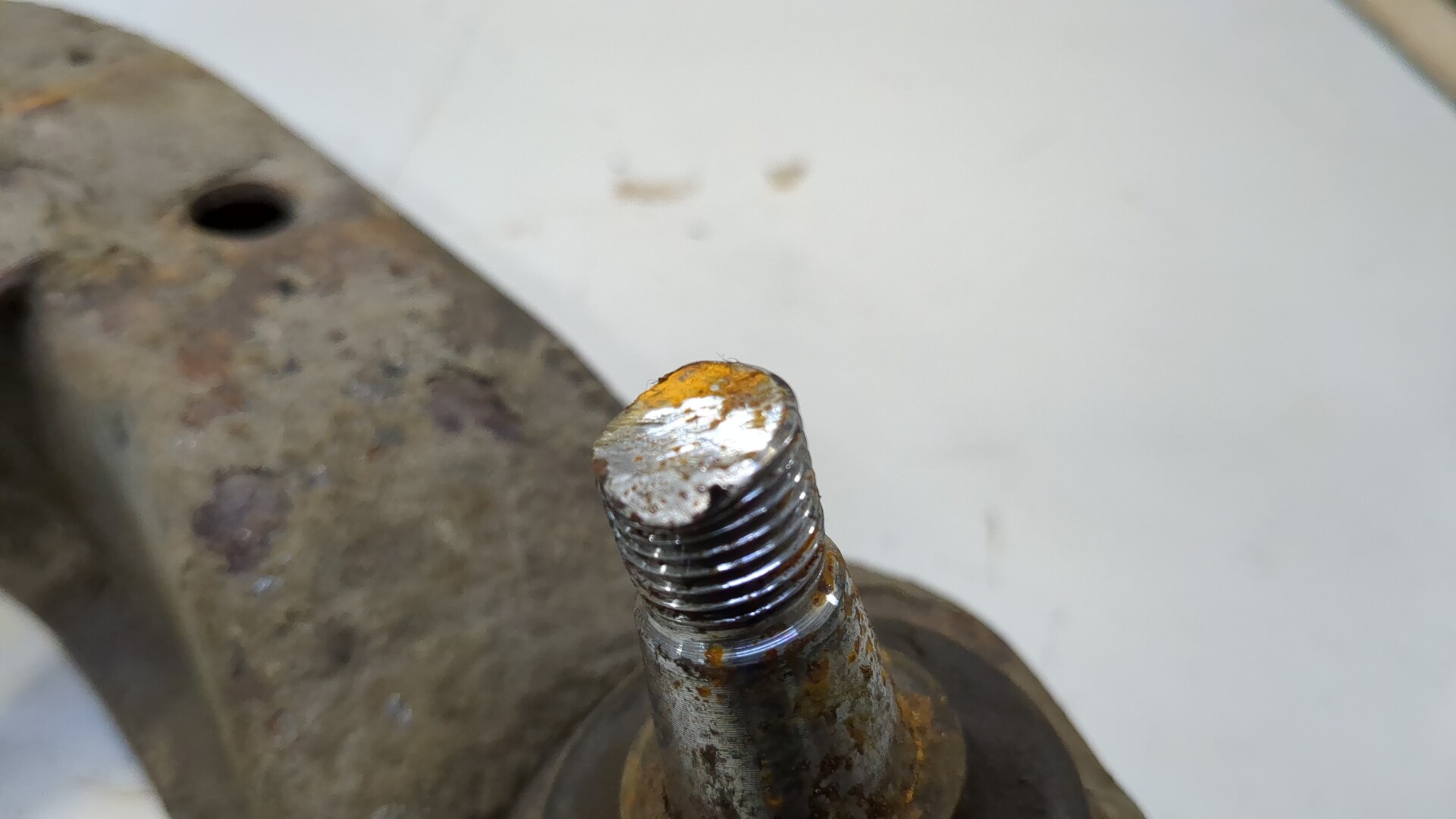 Рычаг передний правый