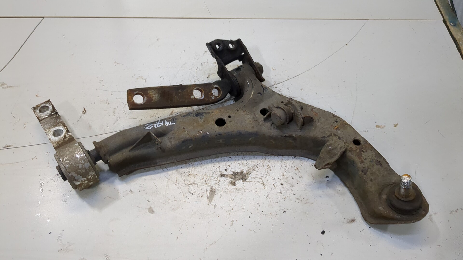 Рычаг передний правый