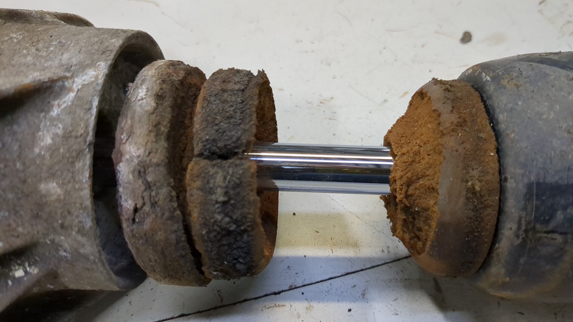 Амортизатор задний (стойка)