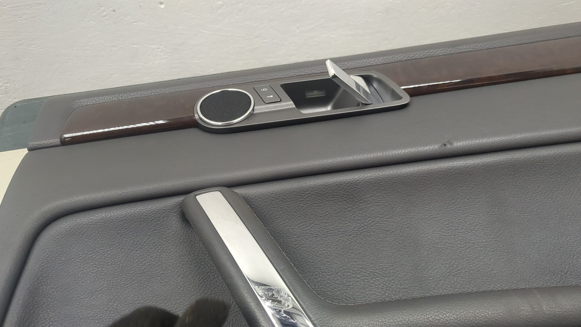 Обшивка двери задней правой